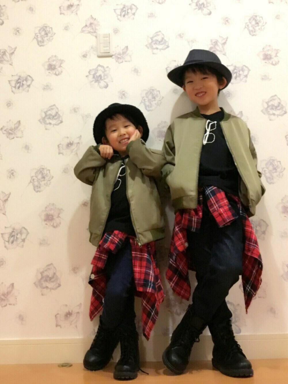 ブルー系のデニムパンツ、ブルー系のデニムパンツ、ブラック系のブーツを着用したキッズの冬コーディネートの1枚目の写真