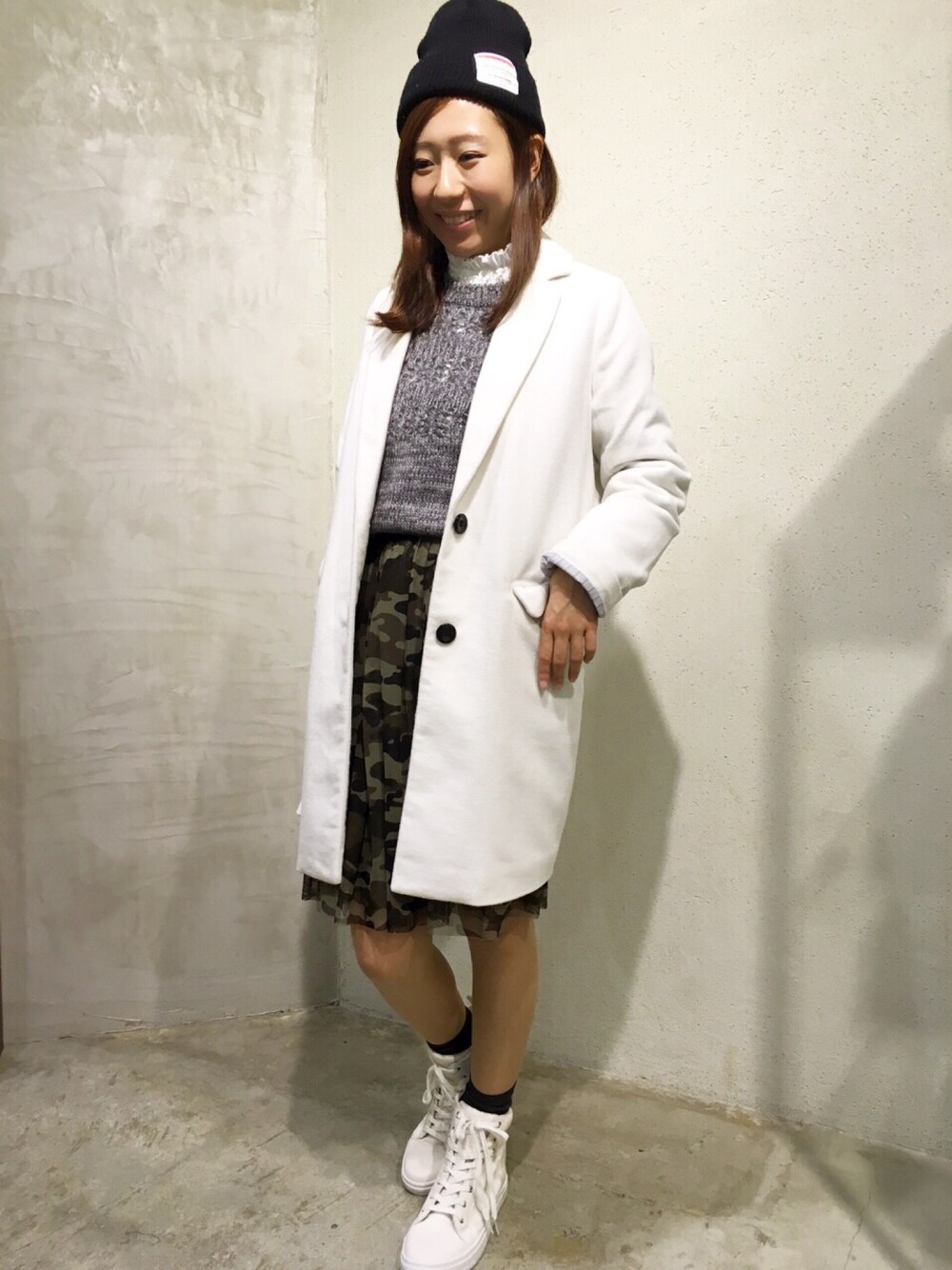 ホワイト系のジャケット/アウター、その他のスカート、グレー系のトップスを着用したレディースの秋コーディネートの1枚目の写真