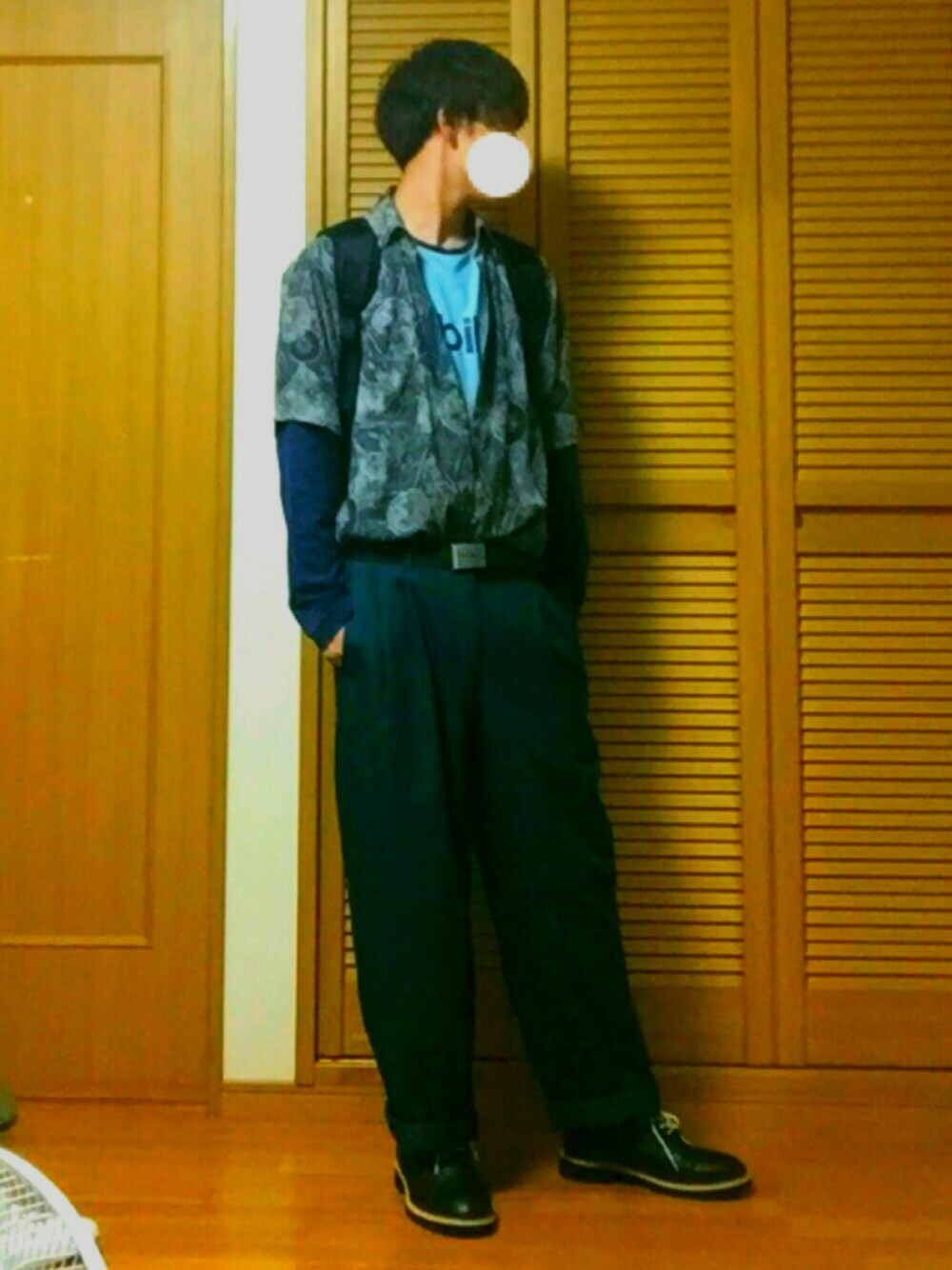 グレー系のシャツ/ブラウス、ブルー系のTシャツ/カットソー、グリーン系のスラックスを着用したメンズの秋コーディネートの1枚目の写真