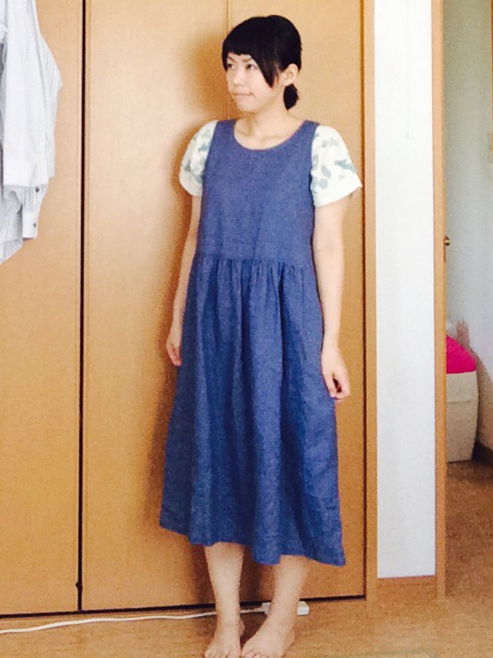 ブルー系のワンピース、その他のTシャツ/カットソー、ブラック系のその他を着用したレディースの夏コーディネートの1枚目の写真