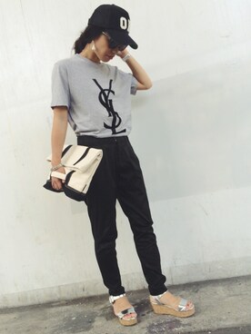 Yves Saint Laurent イヴサンローラン のtシャツ カットソーを使ったレディース人気ファッションコーディネート ユーザー Wearista Wear