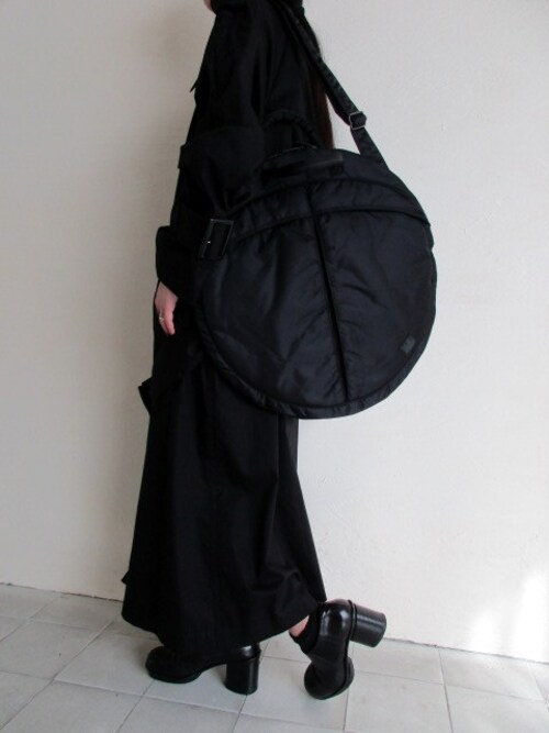 TITY niigata使用「ANREALAGE（anrealage ×POTER CIRCLE HELMET BAG）」的時尚穿搭