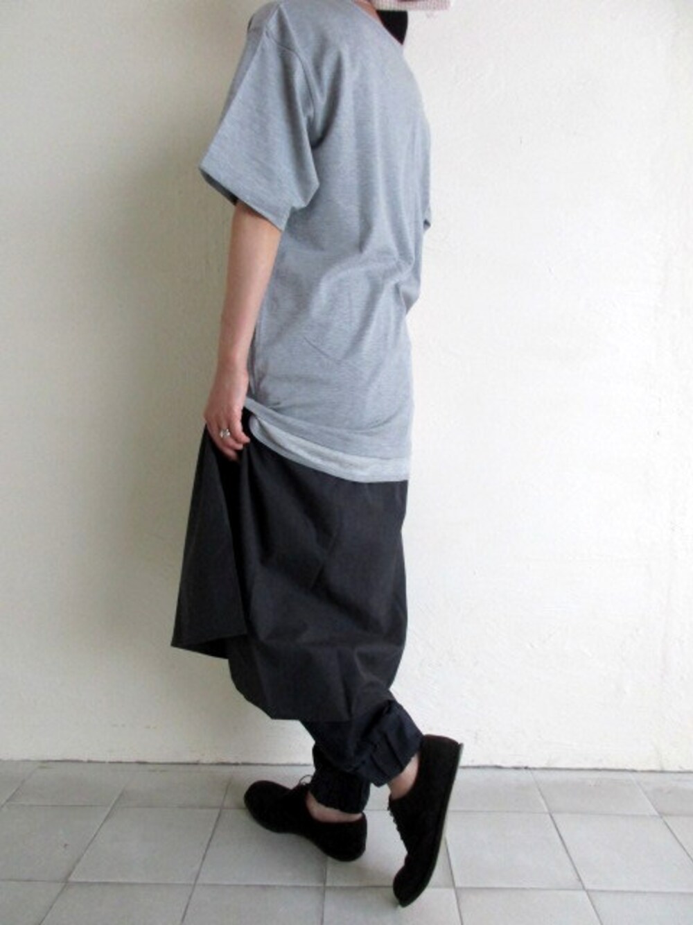 「グレー、バナルシックビザール、 レイヤード、 ロング丈、TITY、 banal chic bizarre、 スクエアレイヤードTシャツ」｜「banal chic bizarreのbanal chic bizarre スクエアレイヤードTシャツ・グレー （Tシャツ/カットソー、グレー系）」を使った、TITY niigataさん（レディース・160cm）の秋コーディネートの1枚目の写真