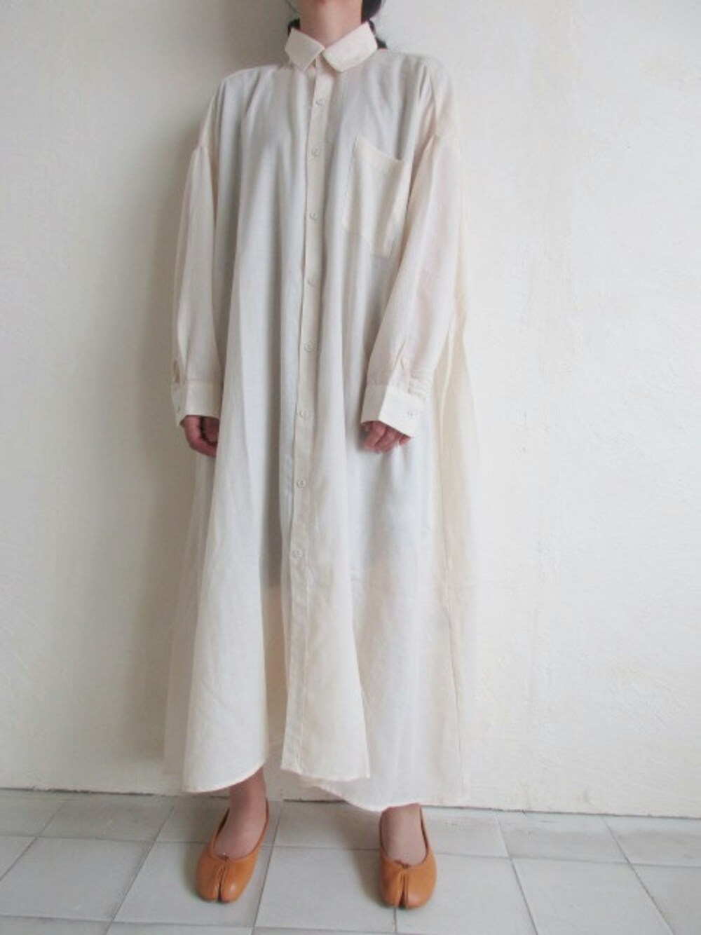 TITY niigataさんの「bedsidedrama 　 ウィッチドレープマキシシャツ・ホワイト（bedsidedrama）」を使ったコーディネート