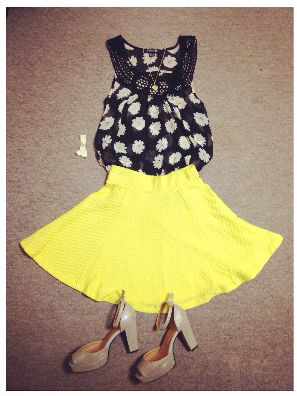 「ワンピース、yellow、H&M、dress、skirt、flower、FOREVER 21」｜「H&M イエロースカート（スカート、イエロー系）」を使った、❥❥ M i y uさん（レディース・157cm）の夏コーディネートの1枚目の写真