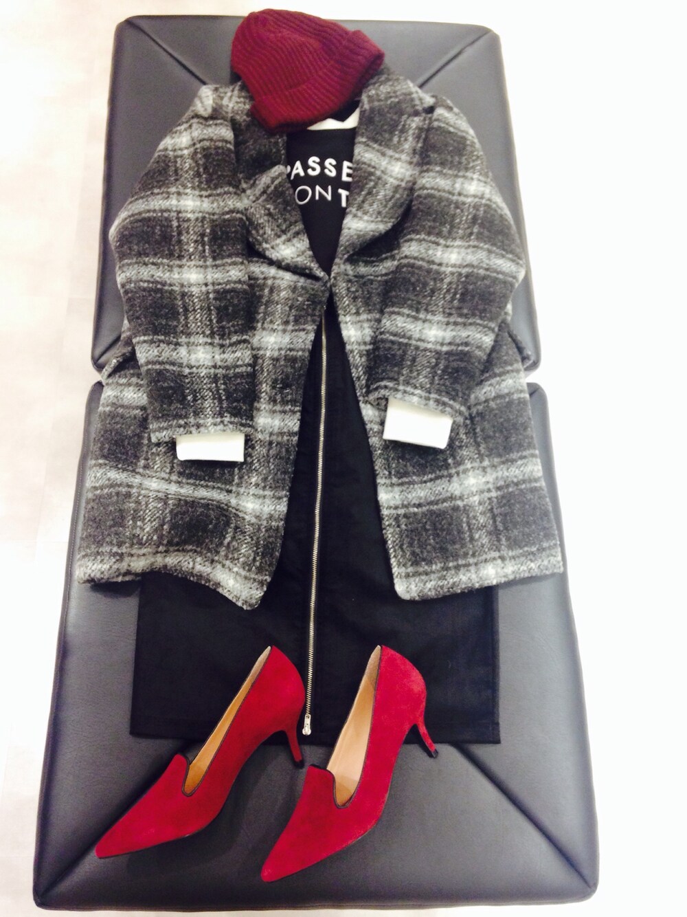 「black、winter、heels、red」｜「YEVSのアイテム（パンプス、レッド系）」を使った、❥❥ M i y uさん（レディース・157cm）の秋コーディネートの1枚目の写真