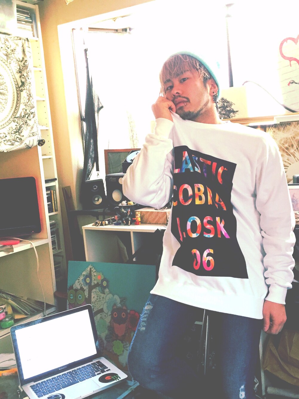 ホワイト系のスウェット、ブルー系のデニムパンツ、ホワイト系のスニーカーを着用したメンズの冬コーディネートの1枚目の写真