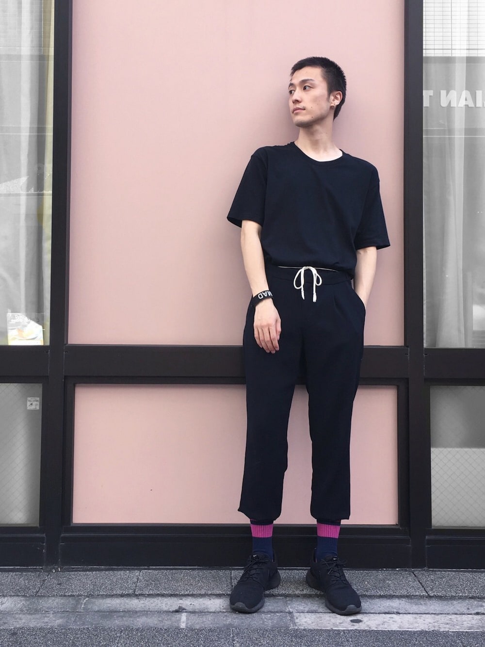 「ブラックコーデ、ブラック、ストリート」｜「NIKEidのアイテム（スニーカー、ブラック系）」を使った、ryoさん（メンズ・170cm）の夏コーディネートの1枚目の写真
