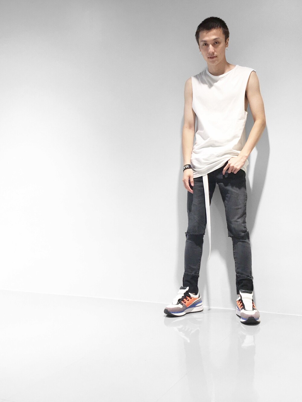 「シンプル、ストリート、ノースリーブ」｜「TOPMANのWHITE CUT OFF TANK/ホワイトカットオフタンク（タンクトップ、ホワイト系）」を使った、ryoさん（メンズ・170cm）の夏コーディネートの1枚目の写真