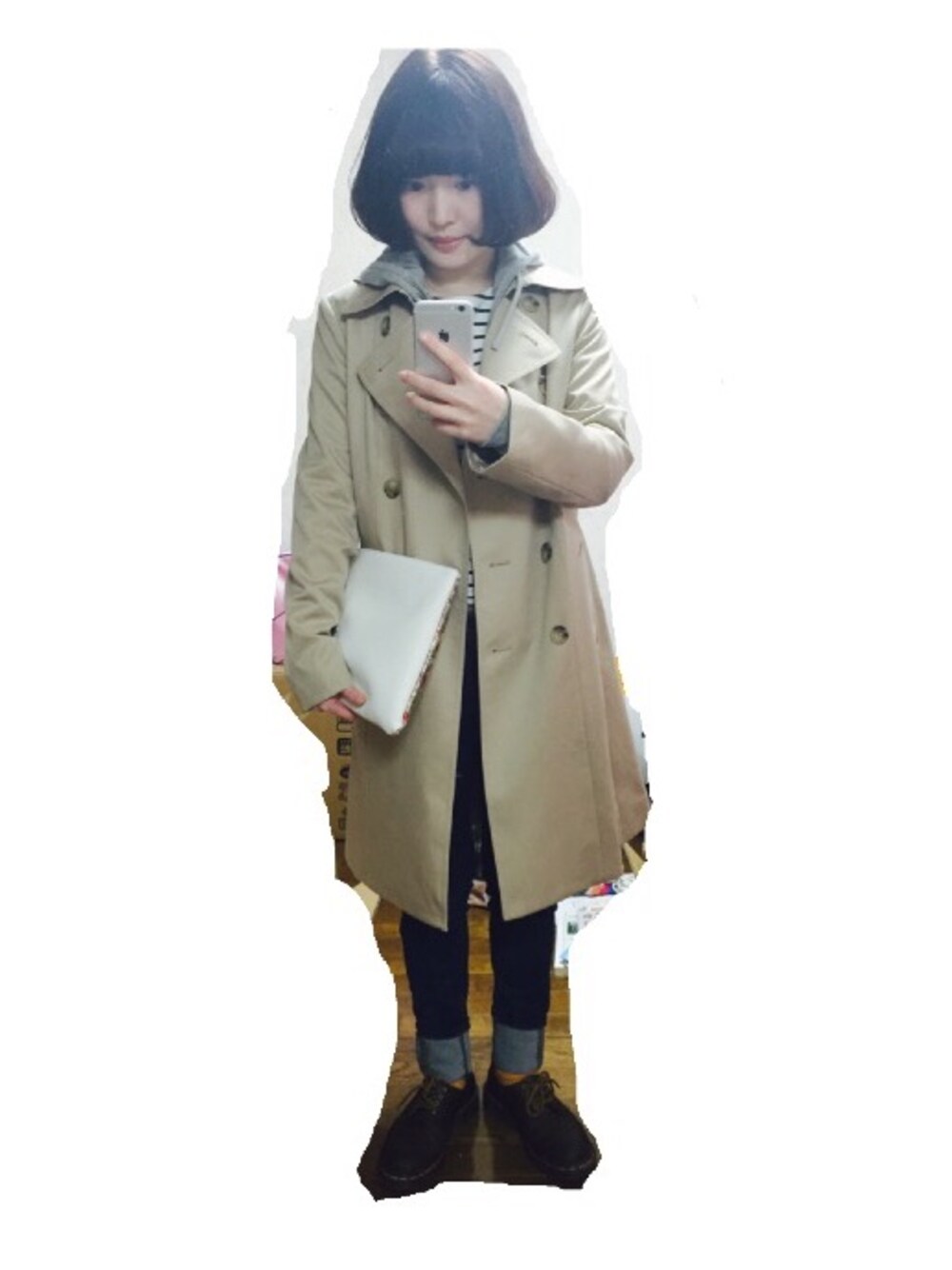 ベージュ系のトレンチコート、ブルー系のデニムパンツ、グレー系のパーカーを着用したレディースの春コーディネートの1枚目の写真