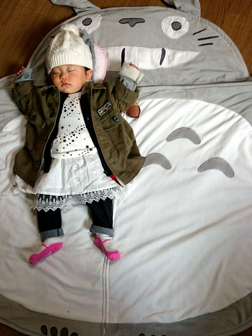 「トトロ、０歳、ベビー、女の子、ミリタリー、カーキ、甘辛コーデ」｜「UNIQLOのBABY レギンス（デニム・10分丈）（その他ベビー用品、ブラック系）」を使った、papiさん（キッズ・70cm）の秋コーディネートの1枚目の写真