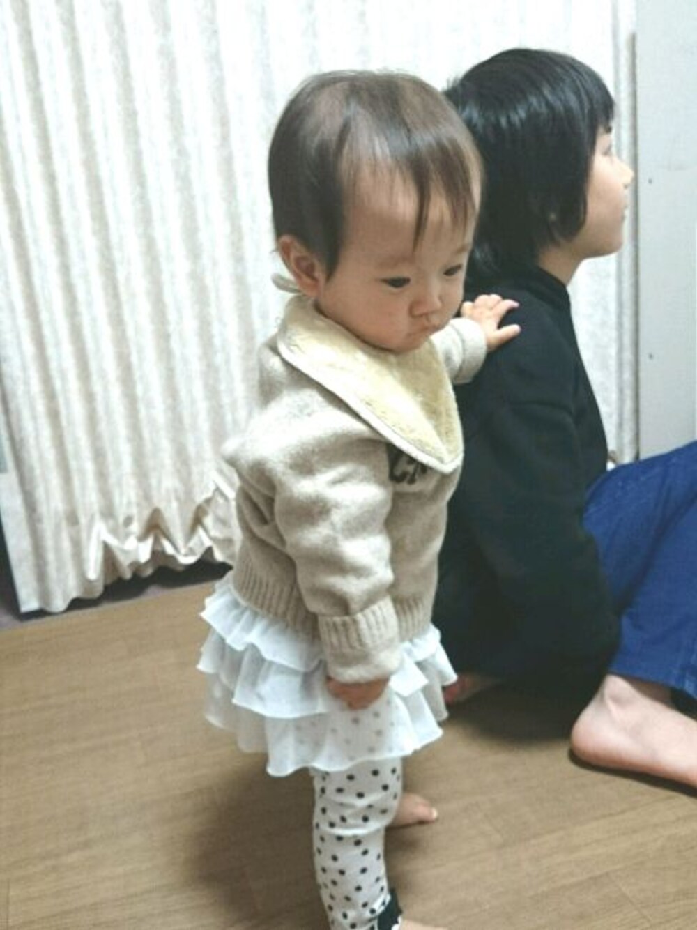 「キッズファッション、男の子、デニム、1歳、兄妹、10歳違い、ベビー、ニナーズ、ハグマグ」｜「COMME CA ISMのアイテム（ニット/セーター、ベージュ系）」を使った、papiさん（キッズ・70cm）の冬コーディネートの1枚目の写真
