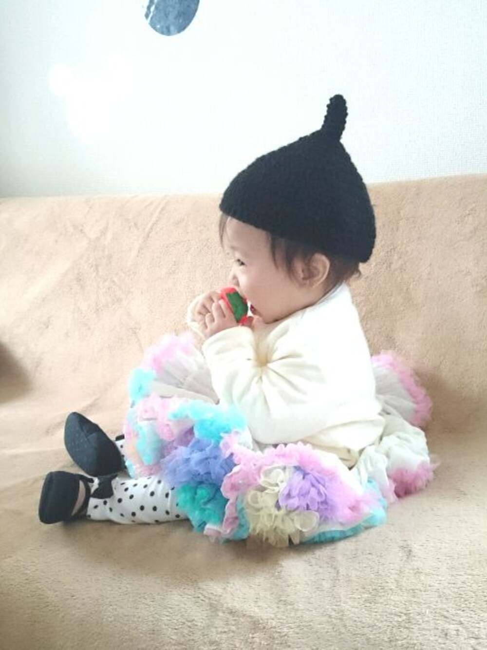 「デート、女の子、1歳、ハグマグ、ニナーズ」｜「petit mainのパイルカーディガン(新生児向け)（カーディガン/ボレロ、ベージュ系）」を使った、papiさん（キッズ・70cm）の冬コーディネートの1枚目の写真