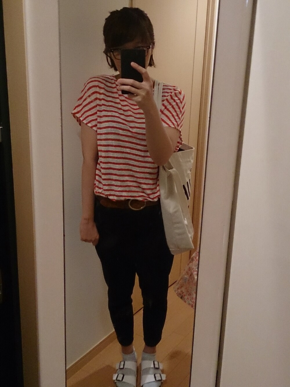 「ボーダー、マリン、白バッグ、ネイビーパンツ、スラックス、サンダル」｜「SHIPS for womenのBIRKEN:SHIPS別注 ARIZONA◇（サンダル、ホワイト系）」を使った、junさん（レディース・163cm）の夏コーディネートの1枚目の写真