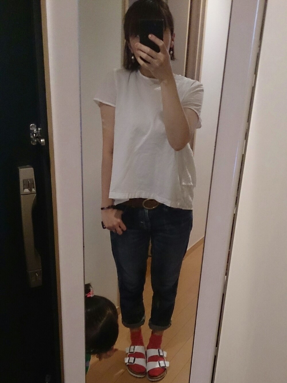 「友達の家、デニムパンツ、白カットソー、ピンク靴下、サンダル」｜「ピッチンのアイテム（トップス、ホワイト系）」を使った、junさん（レディース・163cm）の夏コーディネートの1枚目の写真