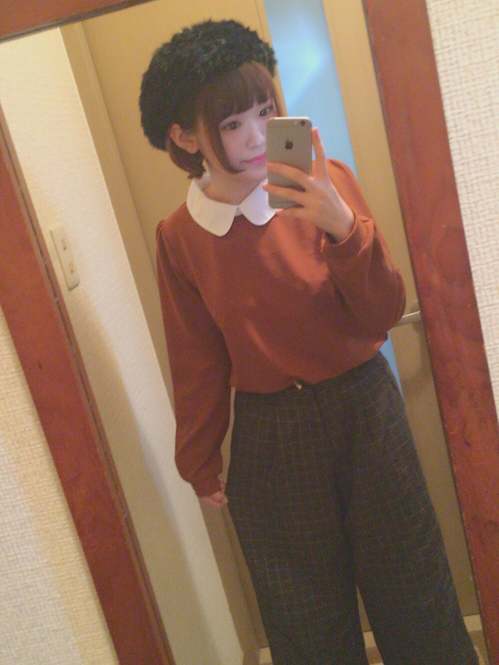 「しまむらのアイテム（Tシャツ/カットソー、ブラウン系）」を使った、おしりさん（レディース・158cm）の秋コーディネートの1枚目の写真