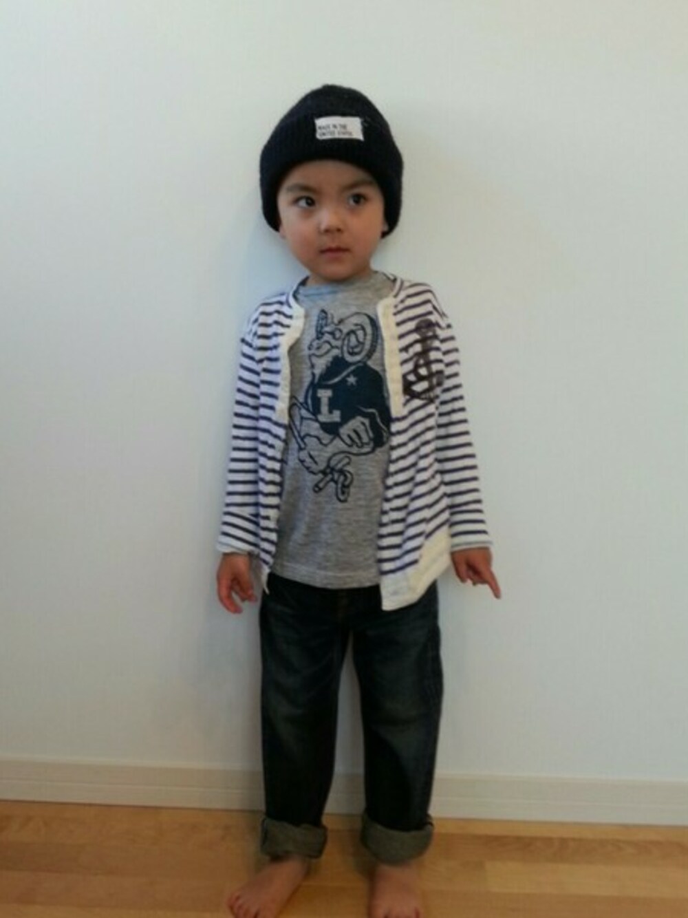 ブルー系のデニムパンツを着用したキッズの春コーディネートの1枚目の写真