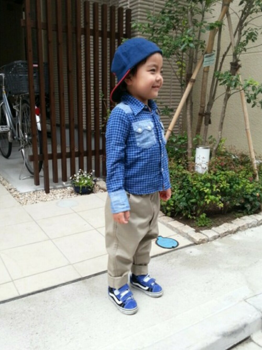 ベージュ系のその他パンツ、ブルー系のシャツ/ブラウスを着用したキッズの春コーディネートの1枚目の写真