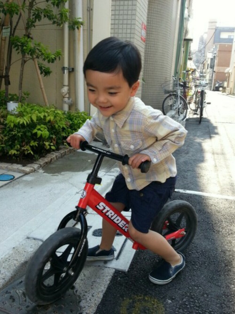 ブルー系のその他パンツ、イエロー系のシャツ/ブラウスを着用したキッズの春コーディネートの1枚目の写真