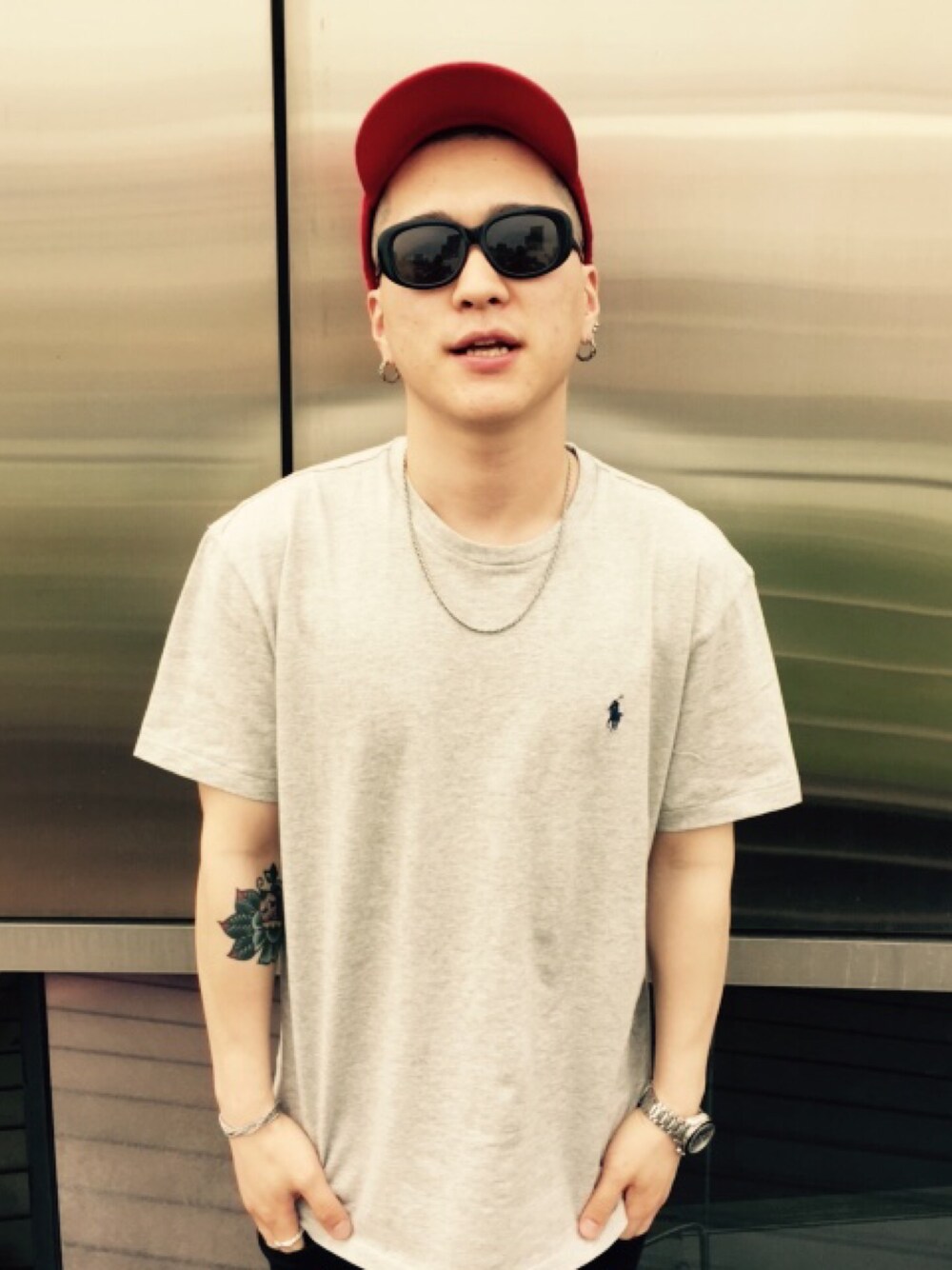 「supreme、Chrome Hearts、OMEGA、Polo Ralph Lauren」｜「POLO RALPH LAURENのアイテム（Tシャツ/カットソー、グレー系）」を使った、박철민さん（メンズ・170cm）の春コーディネートの1枚目の写真