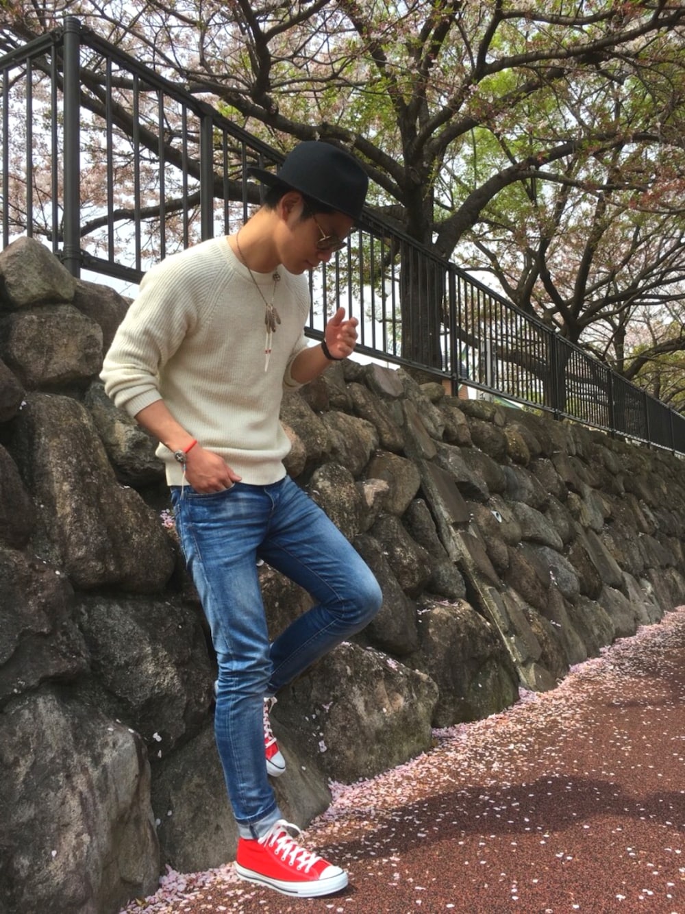 「春コーデ、休日スタイル、お花見、シンプルコーデ、赤いスニーカー」｜「CONVERSEのアイテム（スニーカー、レッド系）」を使った、ktczさん（メンズ・185cm）の春コーディネートの1枚目の写真