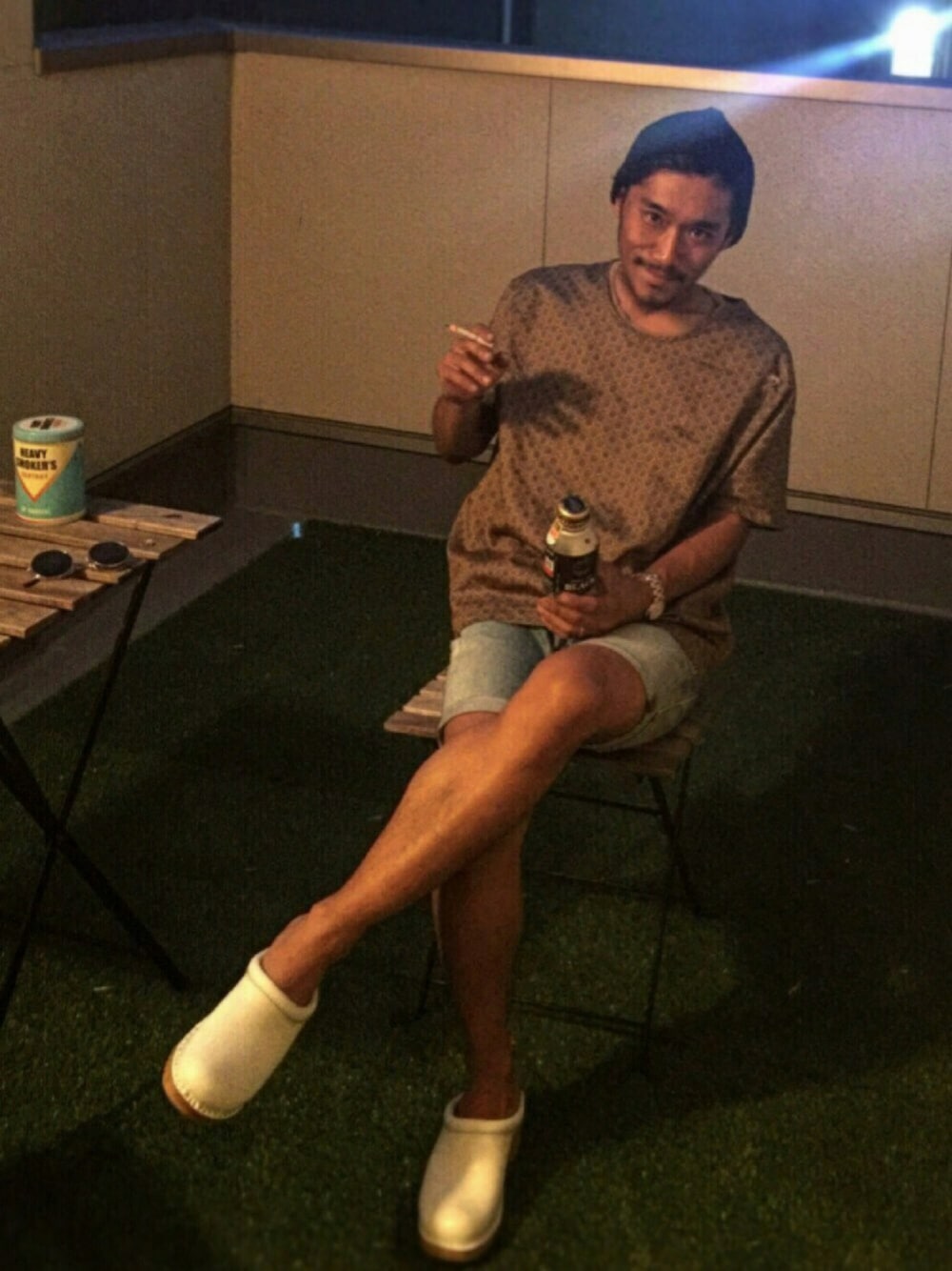 ブラウン系のTシャツ/カットソー、ブルー系のデニムパンツ、ホワイト系のモカシン/デッキシューズを着用したメンズの夏コーディネートの1枚目の写真