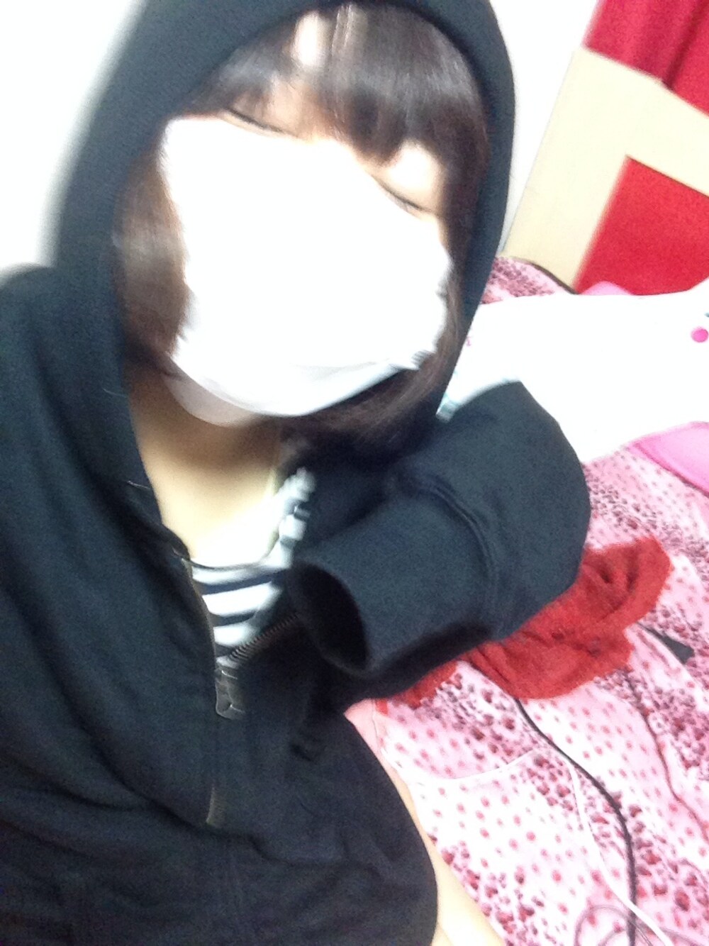 ブラック系のパーカーを着用したレディースの夏コーディネートの1枚目の写真