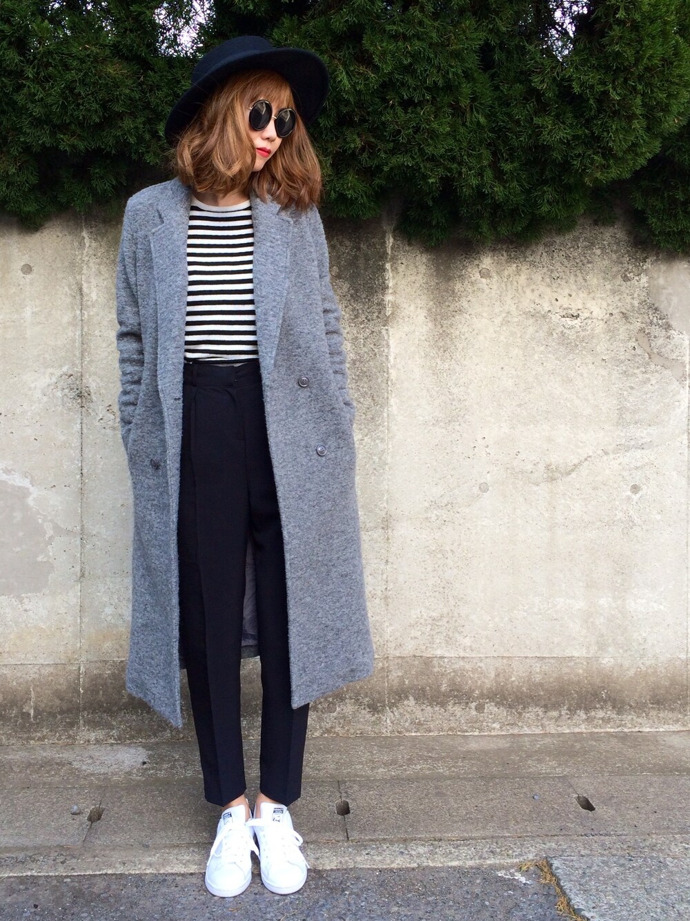 グレー系のその他アウター、ホワイト系のスニーカー、ブラック系のスラックスを着用したレディースの冬コーディネートの1枚目の写真