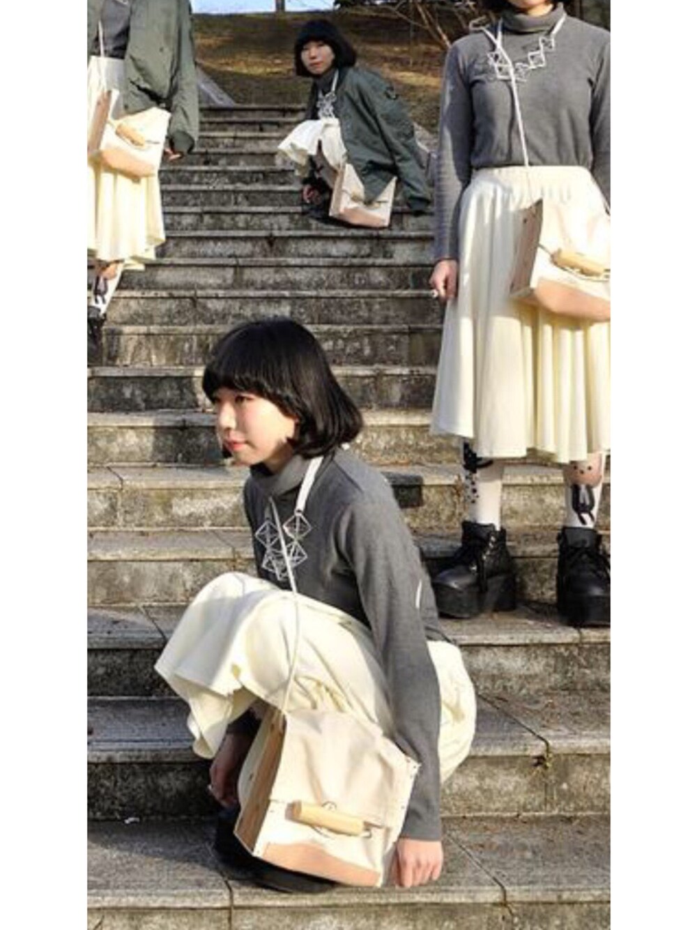 「厚底シューズ、厚底ブーツ、UNIQLO、ユニクロ、木、タートルネック、ロングスカート、柄タイツ、個性派、モード」｜「スピンずの厚底 くつ（ブーツ、ブラック系）」を使った、きょん ( Kyon )さん（レディース・154cm）の冬コーディネートの1枚目の写真