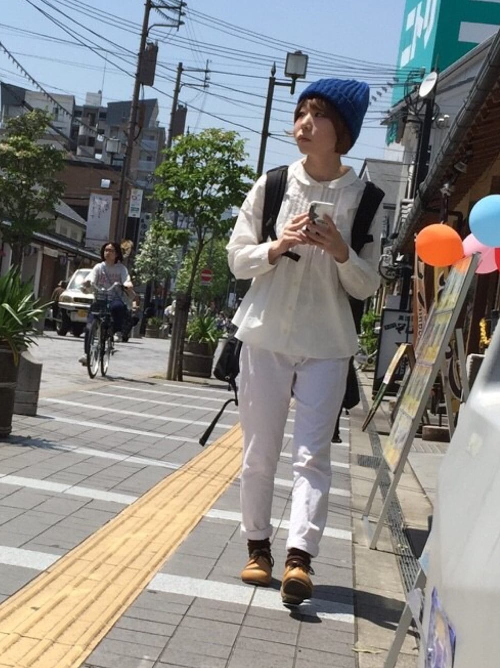 「ホワイトコーデ、ぐりとぐら、青いニット帽、白シャツ、シロシャツ、白パンツ、バックパック」｜「maison de plageのアイテム（シャツ/ブラウス、ホワイト系）」を使った、きょん ( Kyon )さん（レディース・154cm）の春コーディネートの1枚目の写真