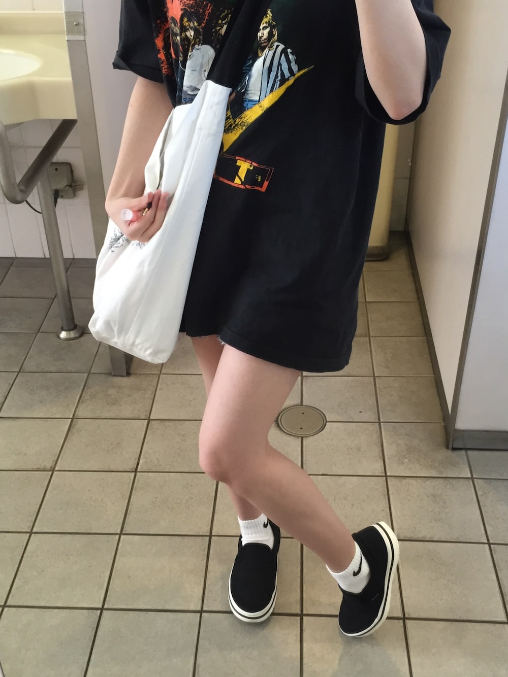 「バンドT、バンド、クロックス、アトリエドゥサボン、ロック、ロックT、ナイキソックス、Tシャツワンピース、Tシャツワンピ、ショーパン」｜「古着のアイテム（シャツワンピース、ブラック系）」を使った、きょん ( Kyon )さん（レディース・154cm）の春コーディネートの1枚目の写真