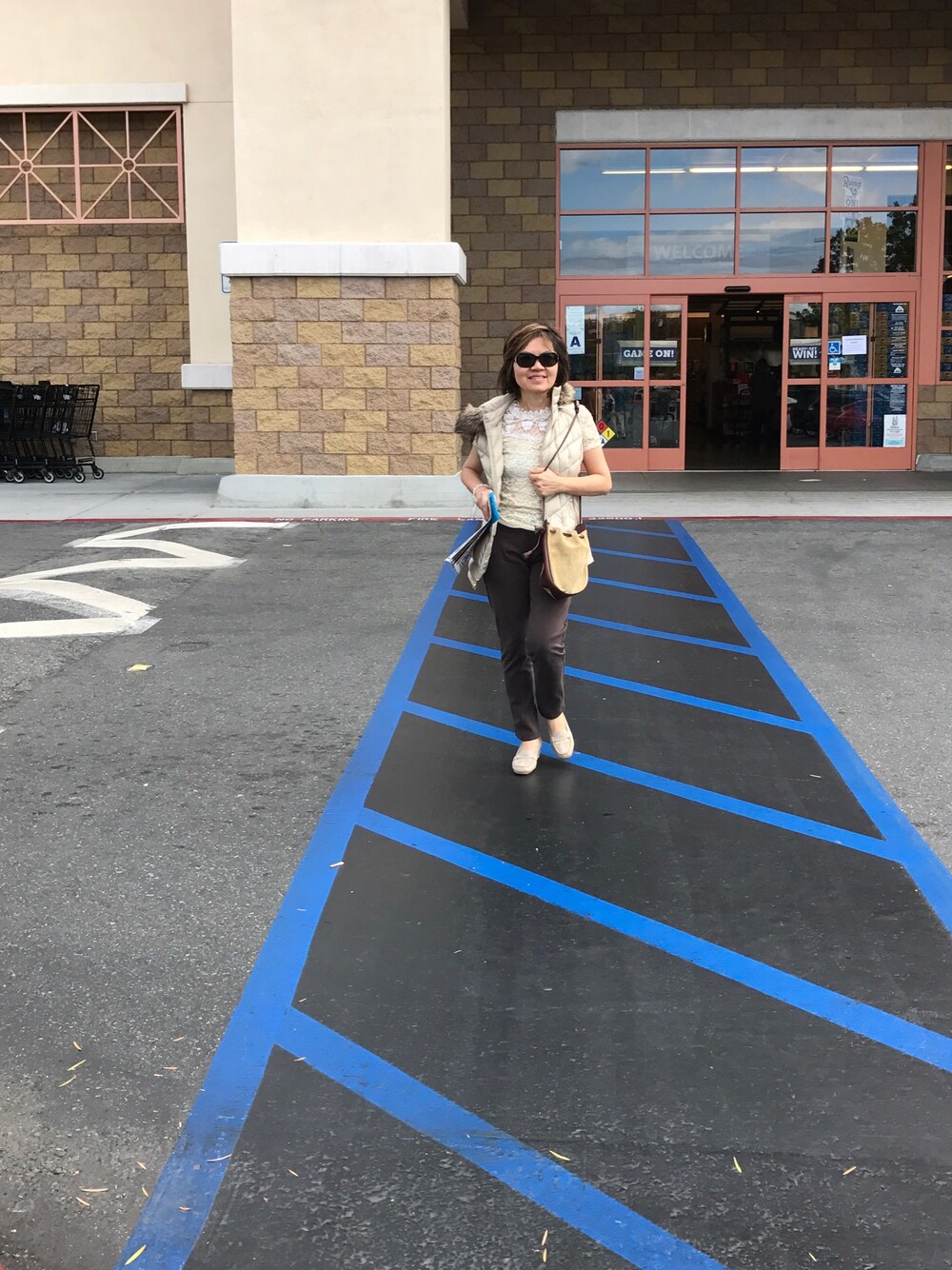 ベージュ系のパンプス、ブラウン系のその他パンツ、ベージュ系のダウンジャケット/コートを着用したレディースの秋コーディネートの1枚目の写真