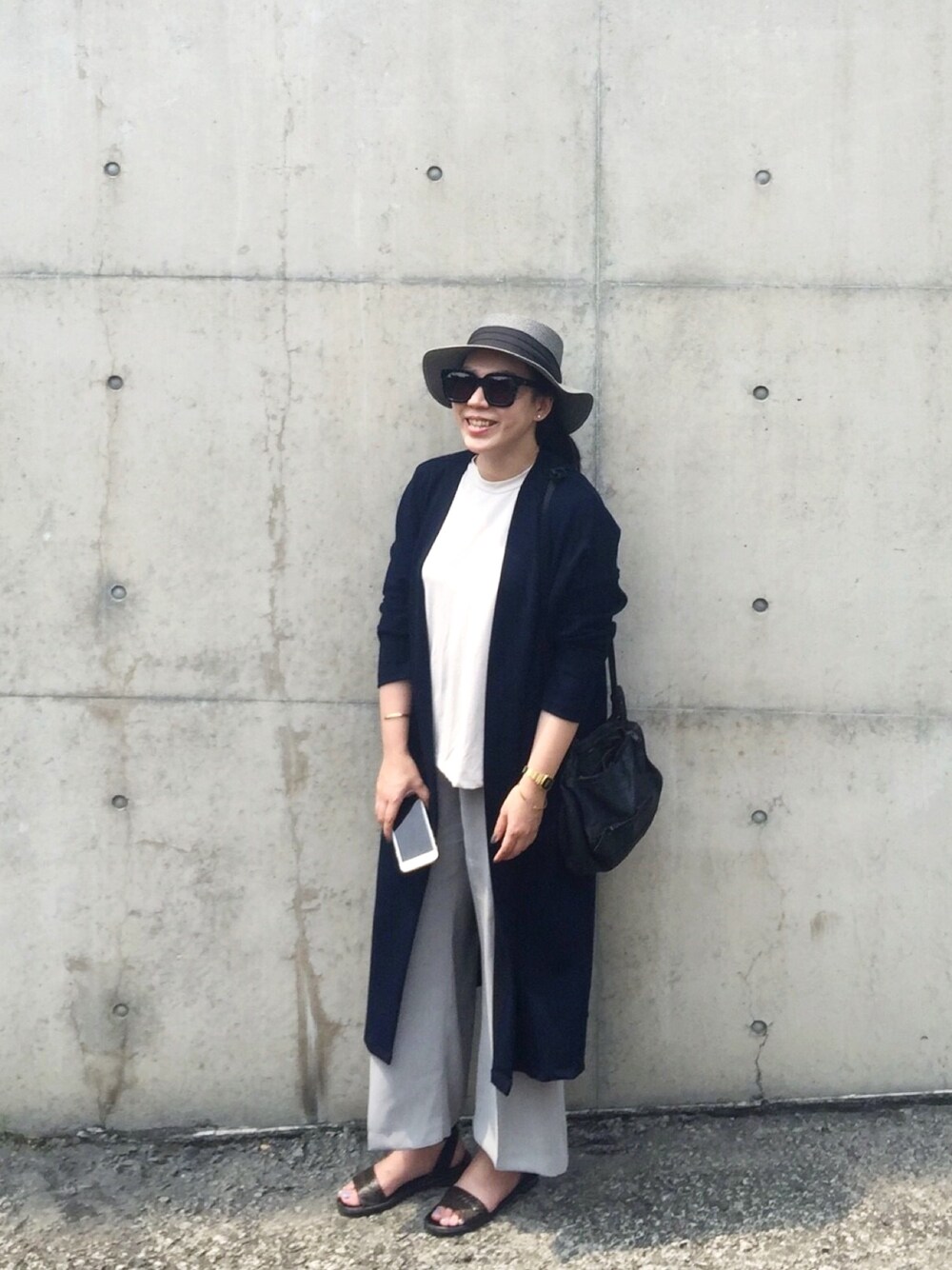 ベージュ系のベスト、ブルー系のジャケット/アウター、グレー系のその他パンツを着用したレディースの春コーディネートの1枚目の写真