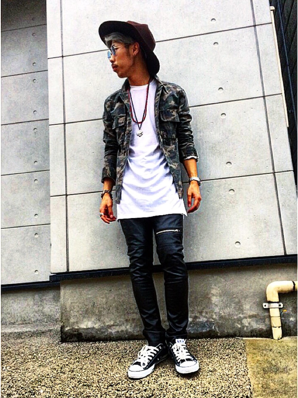 グリーン系のミリタリージャケット、ホワイト系のTシャツ/カットソー、ブラック系のその他パンツを着用したメンズの秋コーディネートの1枚目の写真