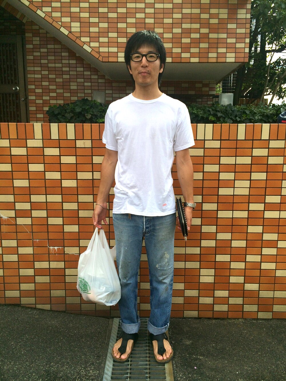 「買い物コーデ、Tシャツ、ジーンズ、サンダル、古着、supreme、Levi's、birkenstock」｜「古着(Levi's 501)のアイテム（デニムパンツ、ブルー系）」を使った、Daisuke Aさん（メンズ・168cm）の夏コーディネートの1枚目の写真