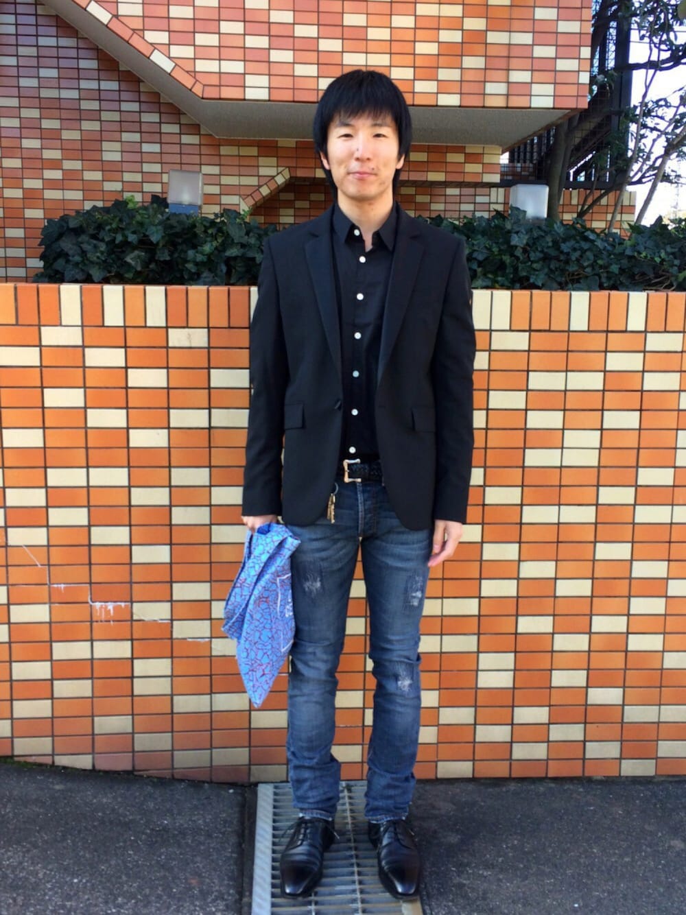 「ジャケット、スキニーデニム、革靴、KNOTT、Dior HOMME、ato、J&M DAVIDSON、スヌーピーミュージアム、ダリ展」｜「KNOTTの手放し済み（テーラードジャケット、ブラック系）」を使った、Daisuke Aさん（メンズ・168cm）の秋コーディネートの1枚目の写真