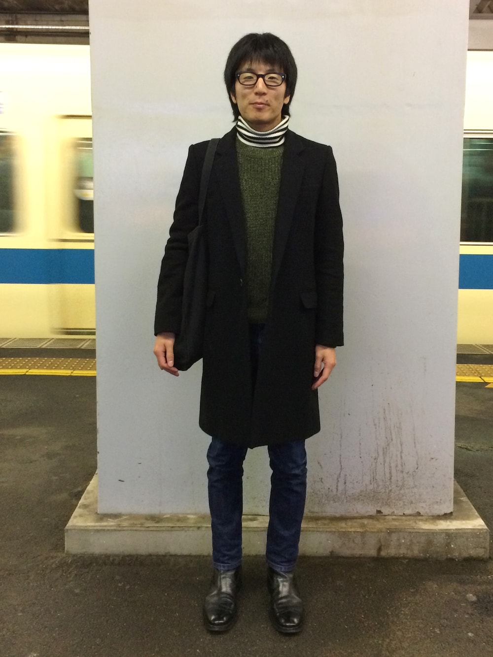 「チェスターコート、ニット、タートルネック、ジーンズ、JOHN LAWRENCE SULLIVAN、H&M、miller、A.P.C.、花園神社、酉の市」｜「JOHN LAWRENCE SULLIVANの手放し済み（チェスターコート、ブラック系）」を使った、Daisuke Aさん（メンズ・168cm）の秋コーディネートの1枚目の写真