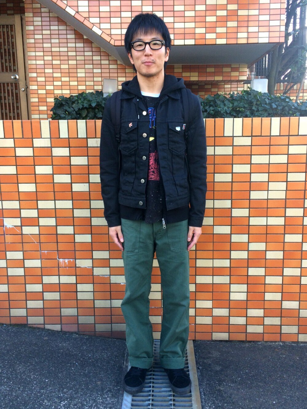 「ジージャン、軍パン、スニーカー、JOHN LAWRENCE SULLIVAN、UNIQLO、visvim、VANS、銭湯ルック、孫の湯」｜「JOHN LAWRENCE SULLIVANのアイテム（デニムジャケット、ブラック系）」を使った、Daisuke Aさん（メンズ・168cm）の冬コーディネートの1枚目の写真