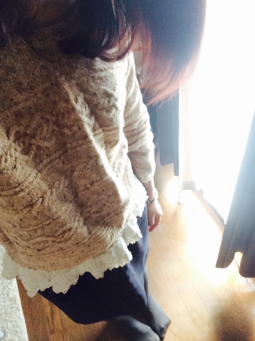 「スニーカー、ほっこりニット」｜「earth music&ecologyのアイテム（ニット/セーター、ベージュ系）」を使った、いとうさん（レディース・165cm）の冬コーディネートの1枚目の写真