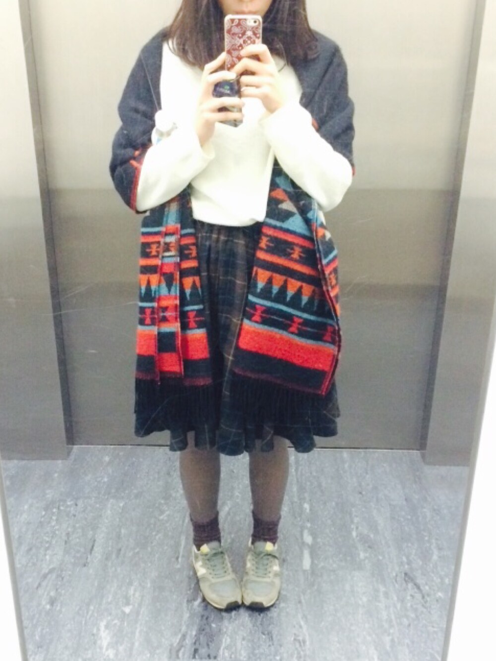 「ストール、スニーカー」｜「tiptopのアイテム（マフラー、その他）」を使った、いとうさん（レディース・165cm）の冬コーディネートの1枚目の写真
