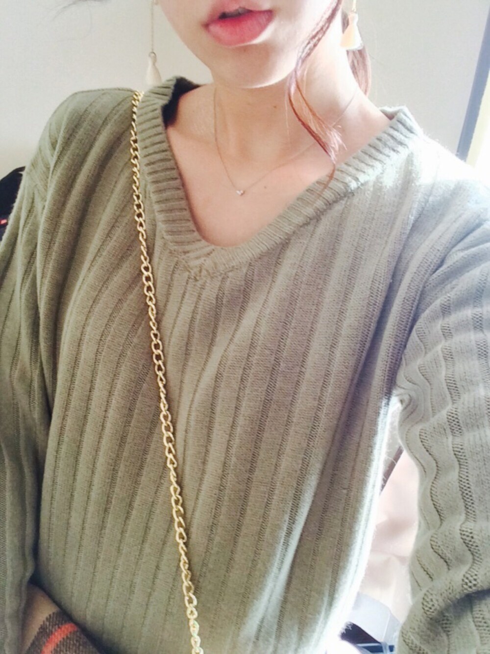 「サイドゴアブーツ、カーキ、クラッチバッグ、ダッフルコート、ヘアアレンジ、ゴールドアクセ、ブイネック、あけましておめでとうございます！」｜「niko and...のアイテム（シュシュ、ブラウン系）」を使った、いとうさん（レディース・165cm）の冬コーディネートの1枚目の写真