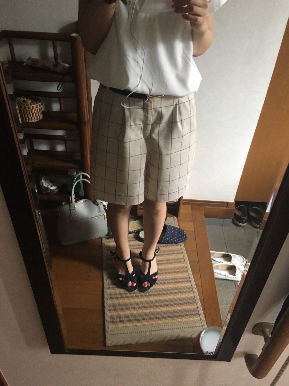 「オトナカジュアル、ホワイト、サンダル、オフィスカジュアル、ビジネススタイル」｜「mysty womanのウィンドペン柄キュロット（その他パンツ、ホワイト系）」を使った、いとうさん（レディース・165cm）の夏コーディネートの1枚目の写真