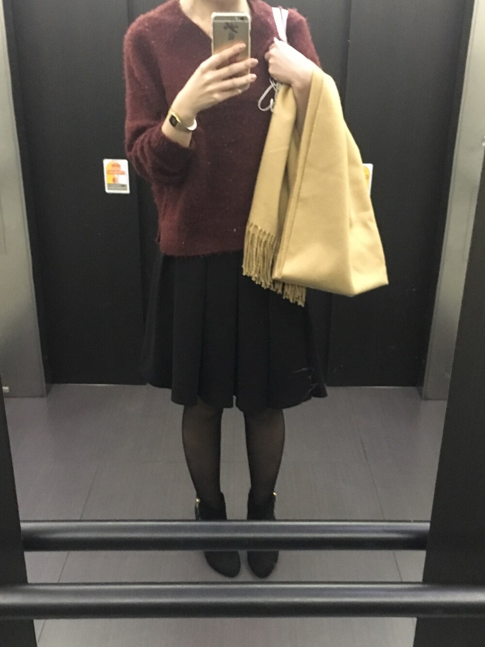 「シンプル、秋のコーデ、プチプラ、ストール、ボルドー、ブーツ、カジュアル」｜「UNIQLOのアイテム（スカート、ブラック系）」を使った、いとうさん（レディース・165cm）の秋コーディネートの1枚目の写真