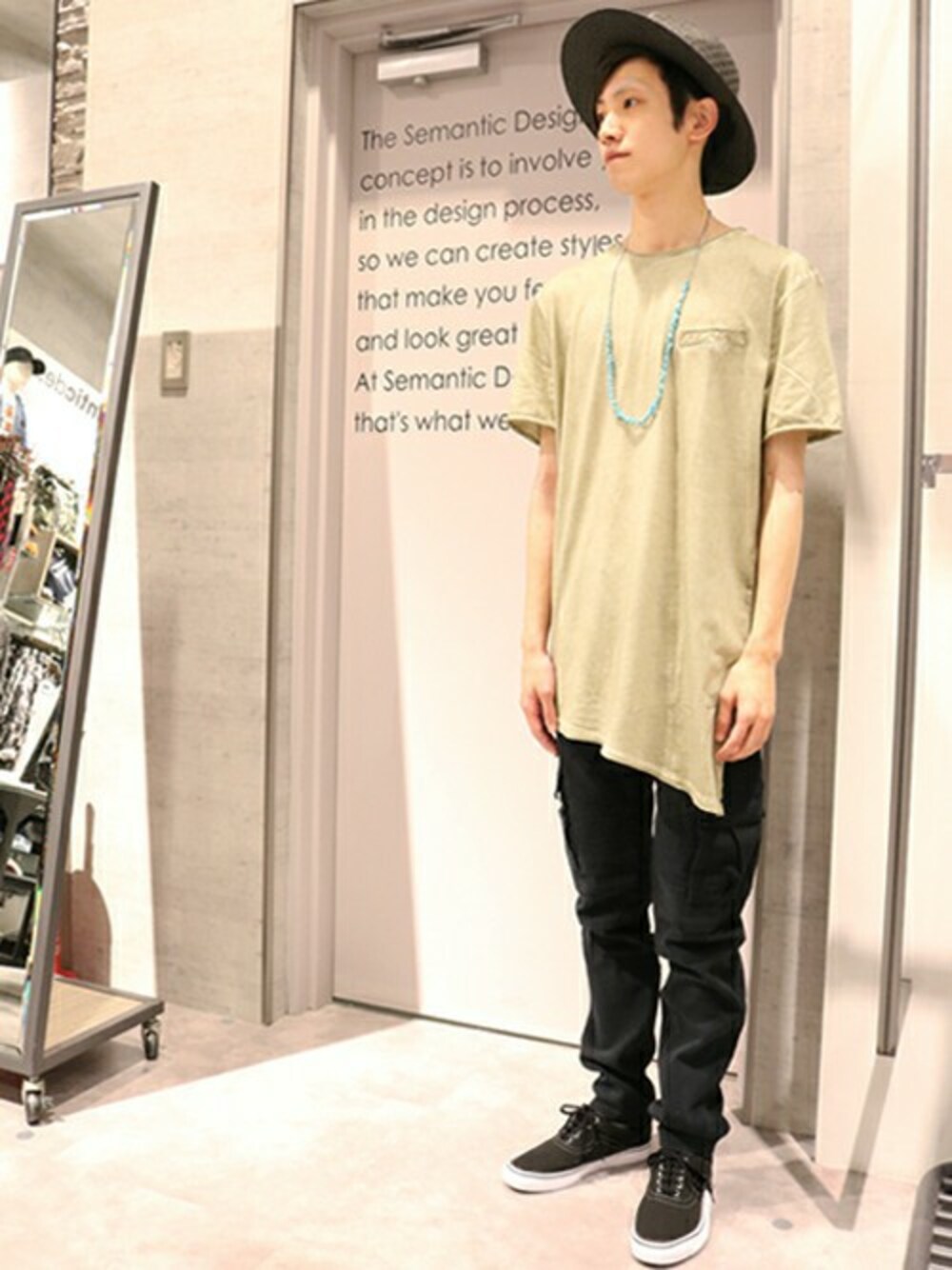 「スニーカー、カーキ、カーゴパンツ、ロング丈、PUMA、カーキ×黒、ロングブリムハット、セマンティックデザイン、semanticdesign、バイカーズ」｜「semantic designのセマンティックデザイン/semanticdesign　アシンメトリーロングレングスＴシャツ（Tシャツ/カットソー、グリーン系）」を使った、semanticdesignスタッフさん（メンズ・165cm）の夏コーディネートの1枚目の写真