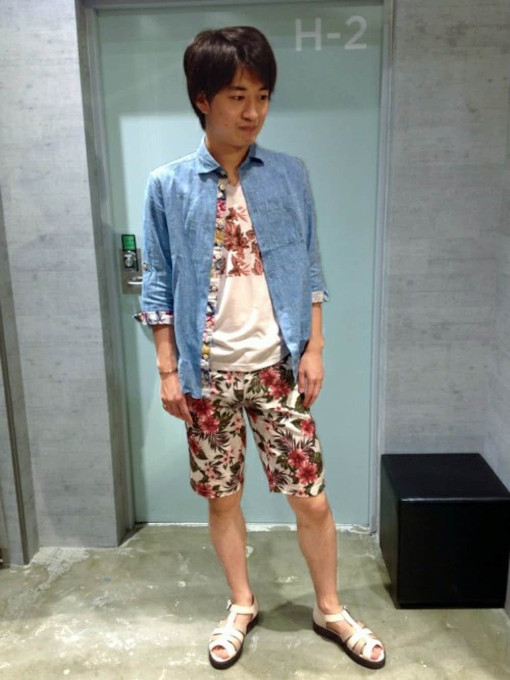「花柄、Tシャツ、レッド、ハーフパンツ、サンダル、夏コーデ、ボタニカル柄、リゾートスタイル、セマンティックデザイン、semanticdesign」｜「semantic designのセマンティックデザイン/semantic design 裏使い総柄フラワーTシャツ （Tシャツ/カットソー、レッド系）」を使った、semanticdesignスタッフさん（メンズ・168cm）の夏コーディネートの1枚目の写真