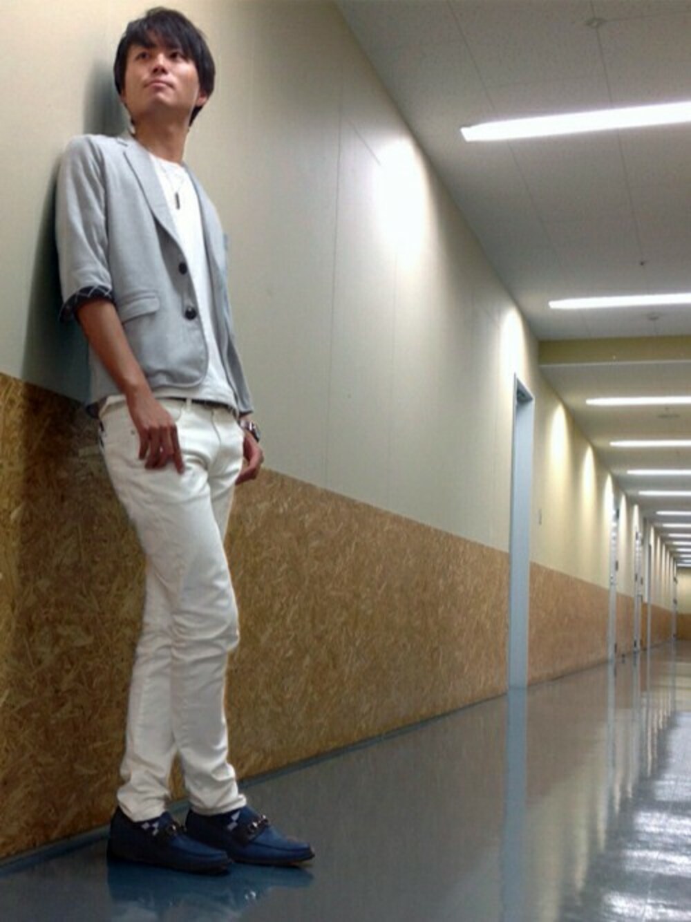 グレー系のその他トップス、ブルー系のローファーを着用したメンズの夏コーディネートの1枚目の写真