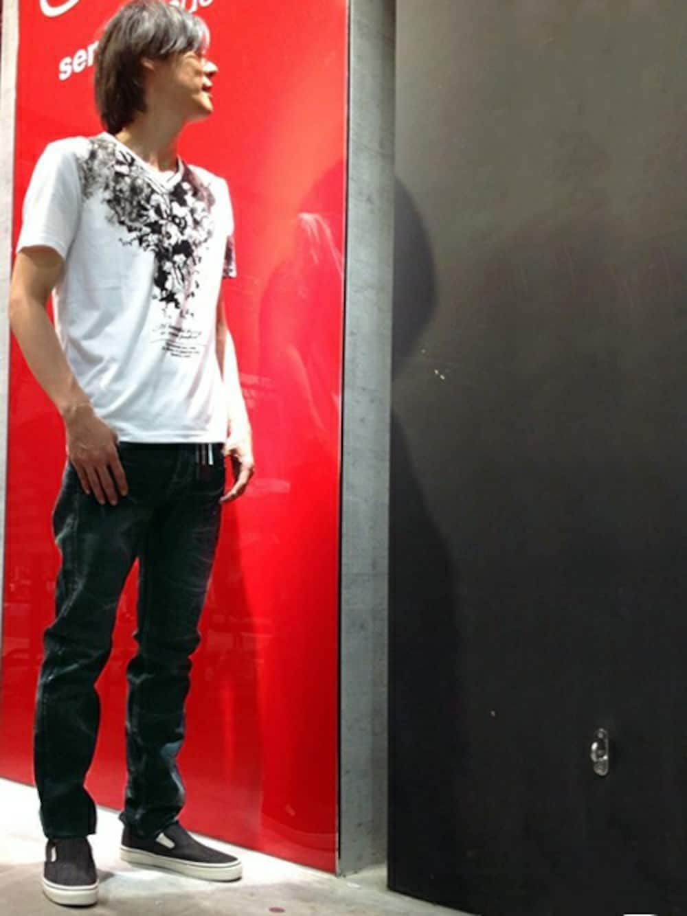 「カットソー、ホワイト、Tシャツ、フロッキー、夏コーデ、半袖シャツ、セマンティックデザイン、semanticdesign」｜「semantic designのセマンティックデザイン/semantic design フロッキー+前身全面プリントTシャツ   （Tシャツ/カットソー、ホワイト系）」を使った、semanticdesignスタッフさん（メンズ・170cm）の夏コーディネートの1枚目の写真