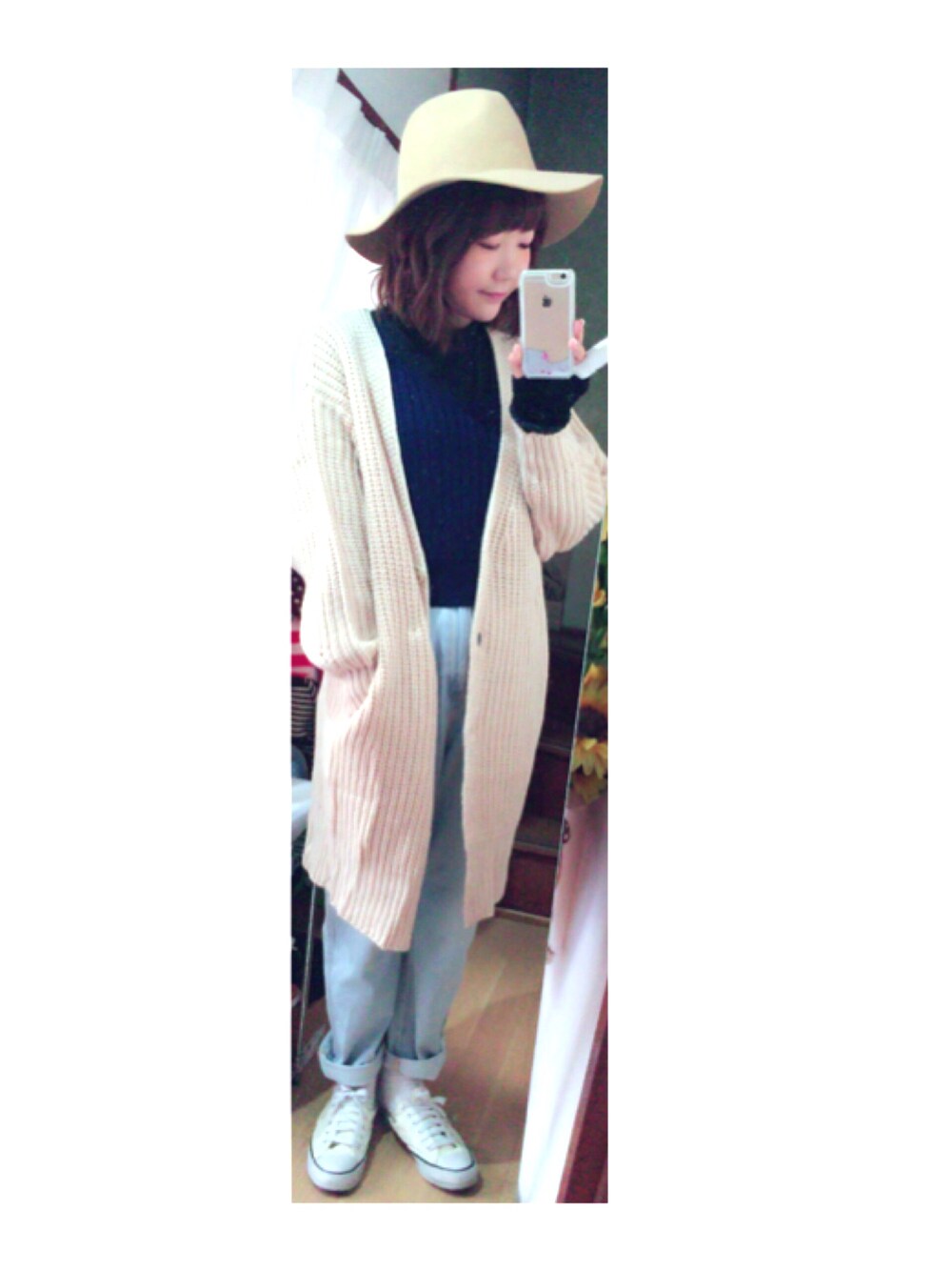 ホワイト系のスニーカー、ブルー系のデニムパンツ、ベージュ系のカーディガン/ボレロを着用したレディースの冬コーディネートの1枚目の写真