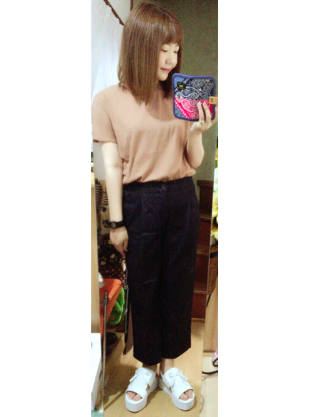 ホワイト系のシューズ、ブルー系のデニムパンツ、ブラウン系のTシャツ/カットソーを着用したレディースの夏コーディネートの1枚目の写真