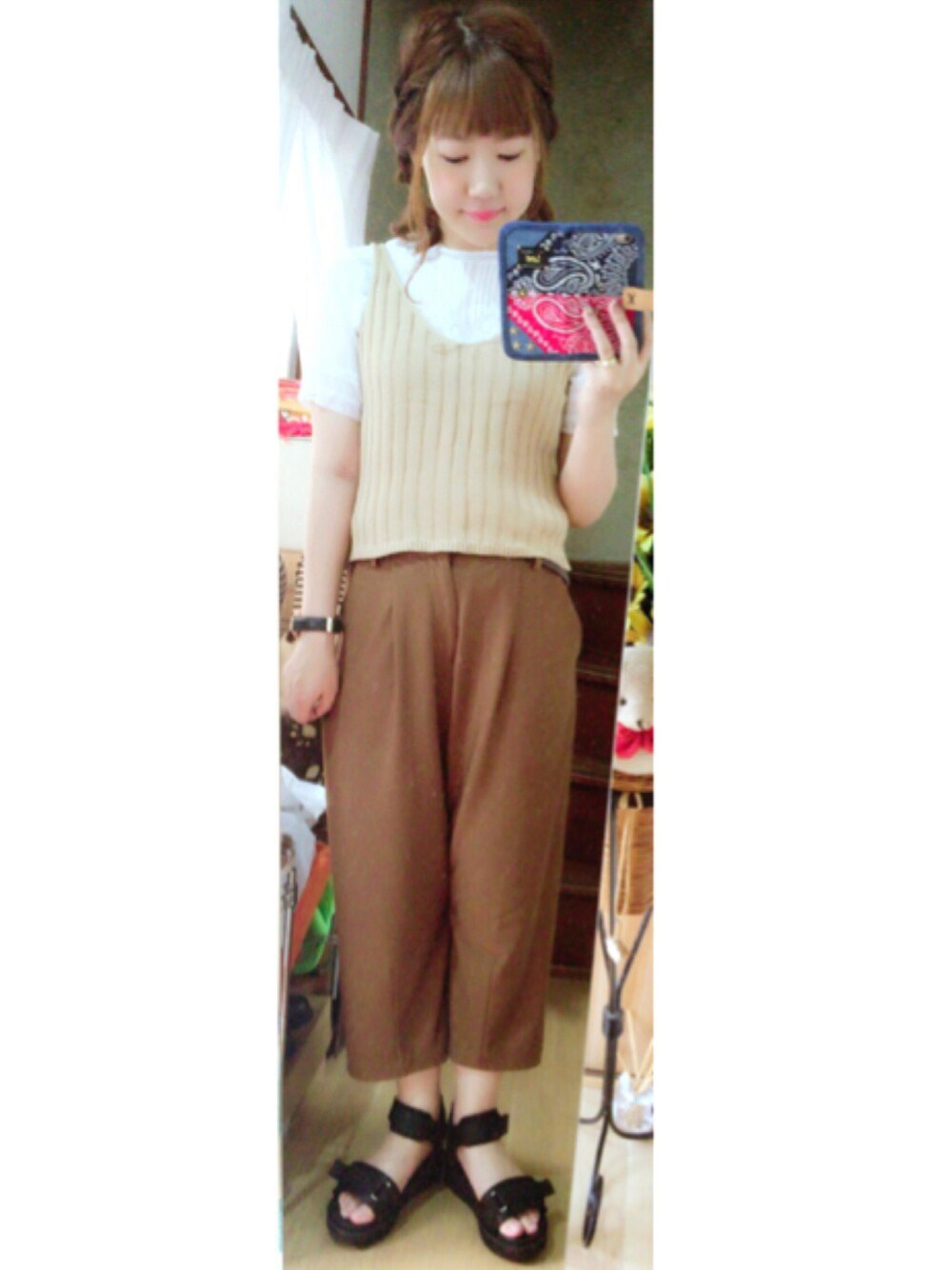 ブラック系のサンダル、ブラウン系のパンツ、ベージュ系のニット/セーターを着用したレディースの秋コーディネートの1枚目の写真